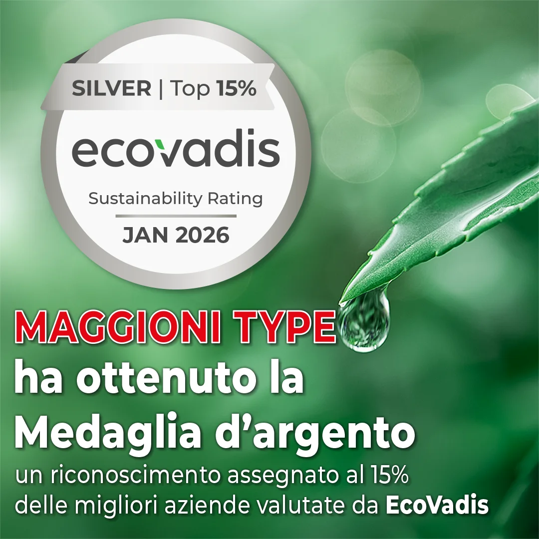 Medaglia d'argento EcoVadis per la sostenibilità ottenuta da Maggioni Type, foglia con goccia di rugiada su sfondo foresta verde